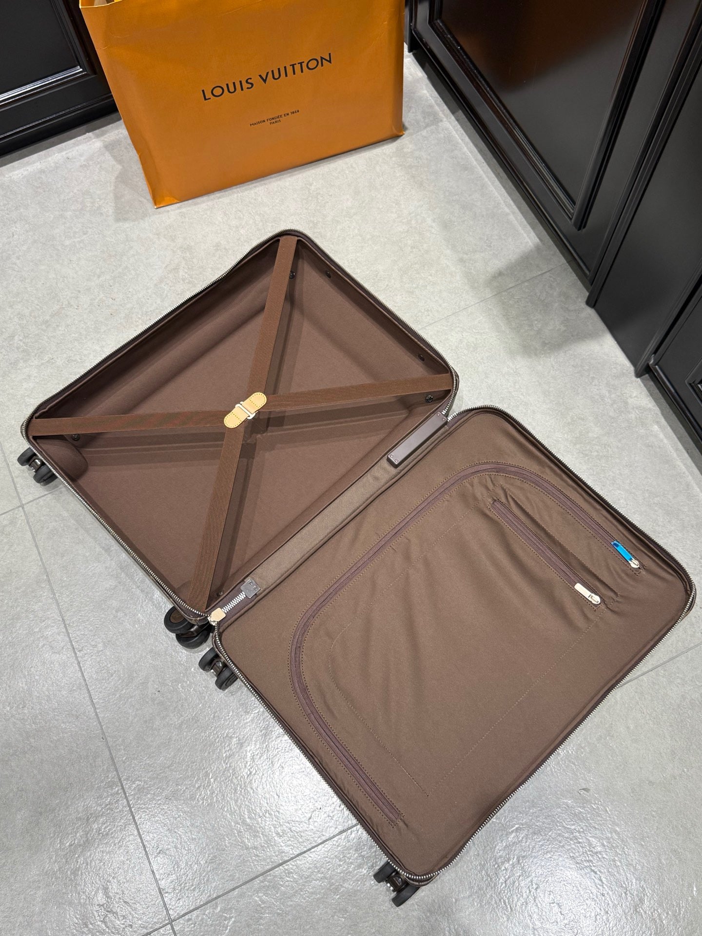 TROLLY CABIN SIZE