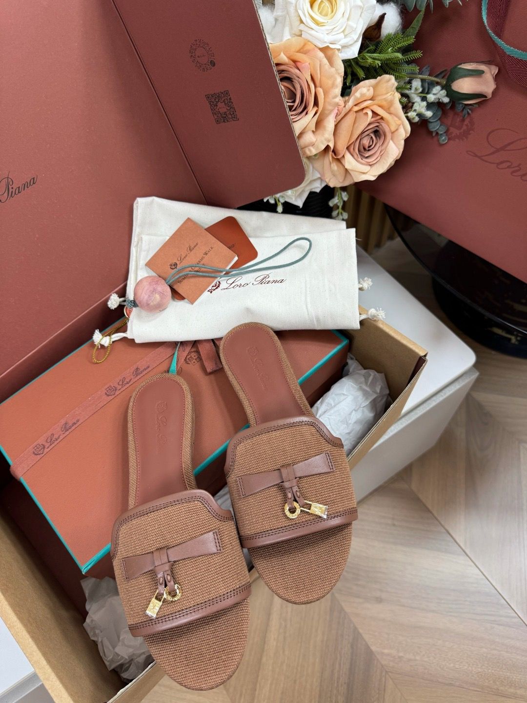Loro orange summer charms
