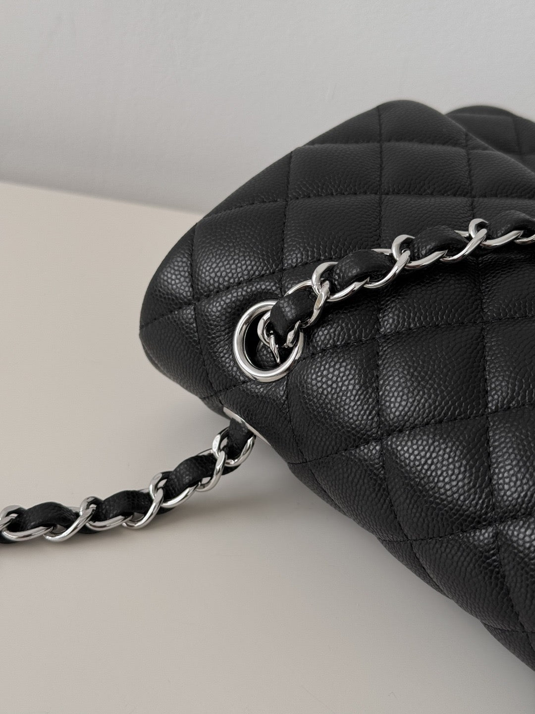 CLASSIC 25 CAVIAR SILVER HARDWARE