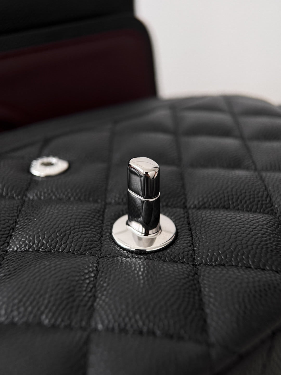 CLASSIC 25 CAVIAR SILVER HARDWARE