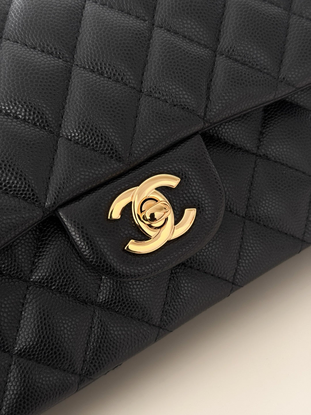 CLASSIC 25 CAVIAR GOLD HARDWARE