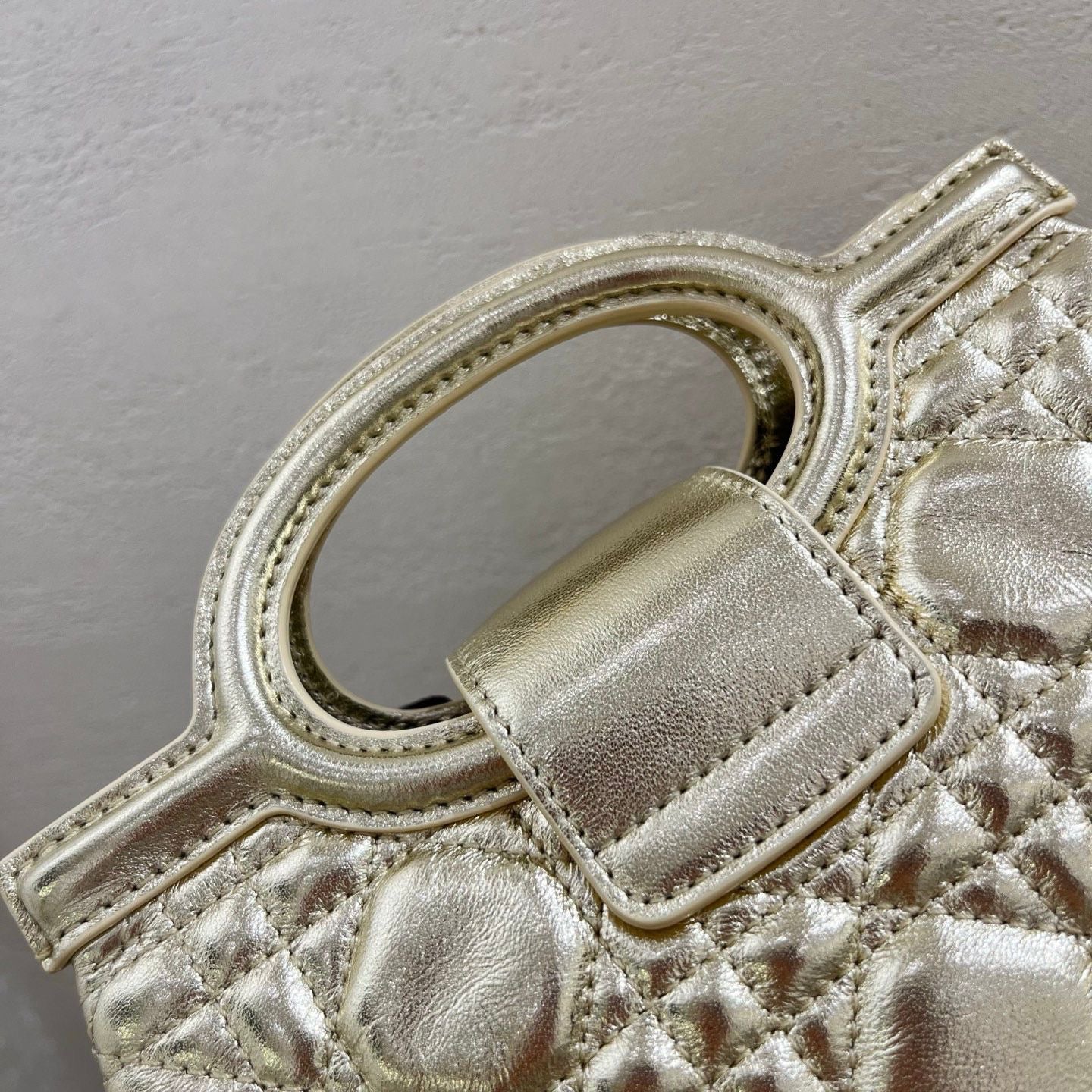 Jolie top handle
