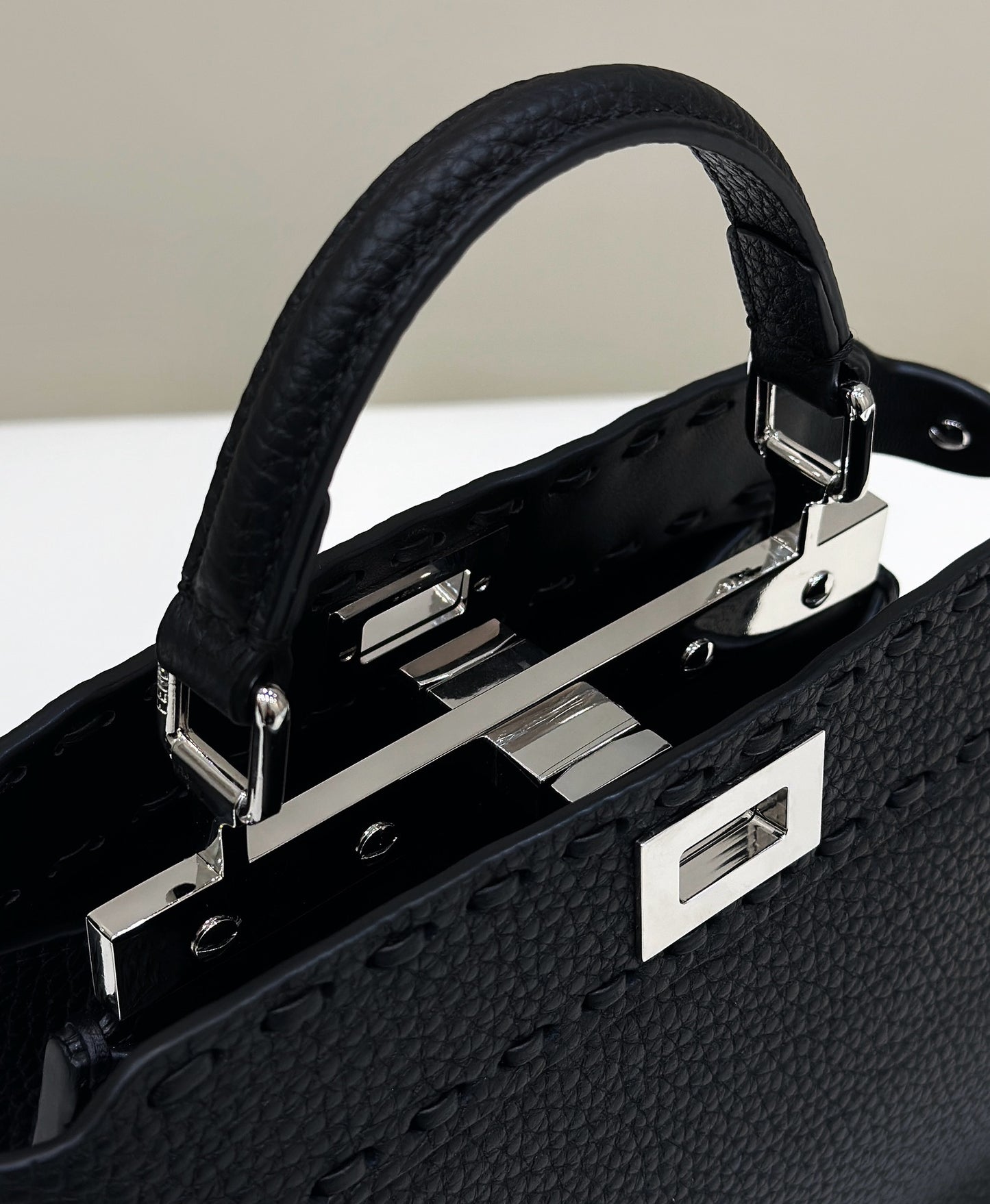 PEEKABOO ISEEU LEATHER 20