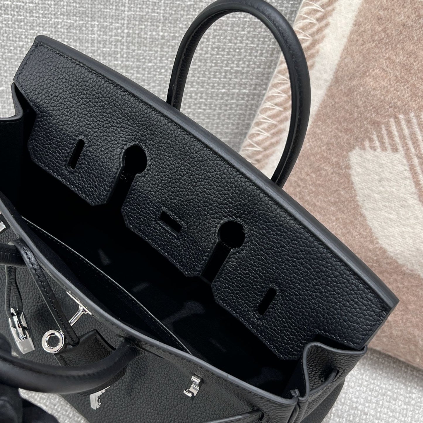 BK 25 Noir Color Silver Hardware