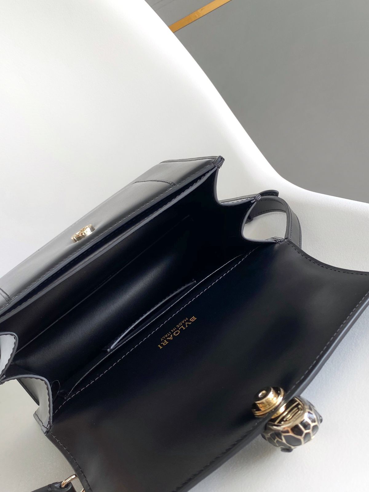 Medium Serpenti Forever Top-handle Bag in Leather