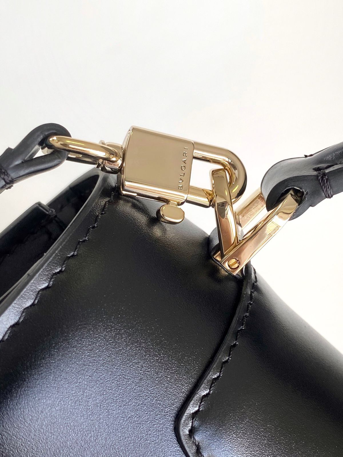 Medium Serpenti Forever Top-handle Bag in Leather