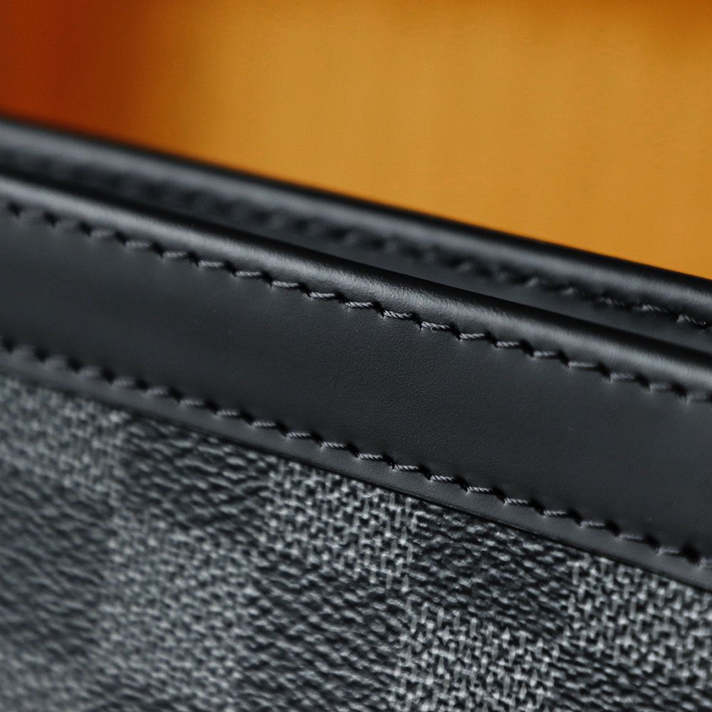 Pochette Monogram Canvas MM clutch bag