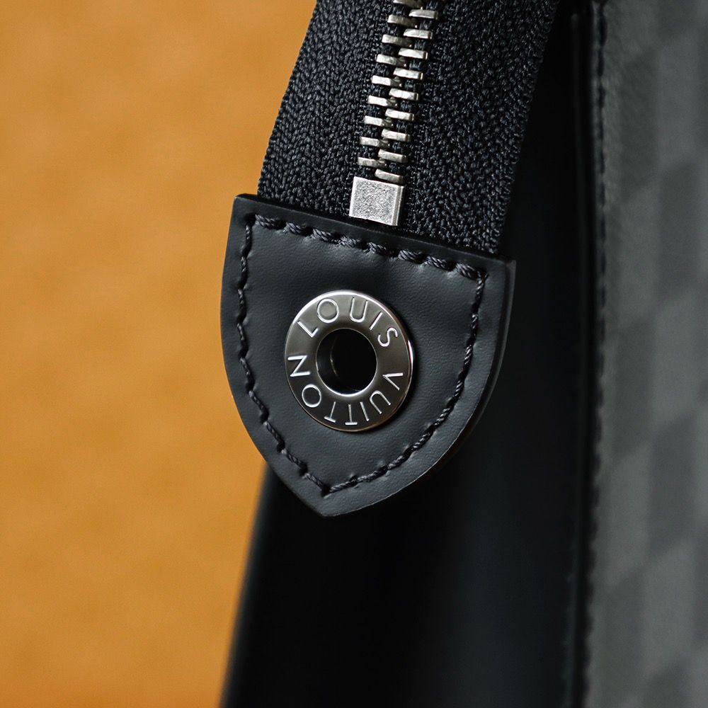 Pochette Monogram Canvas MM clutch bag