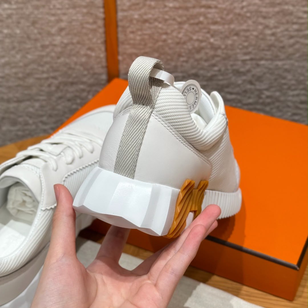 BOUNCING SNEAKER