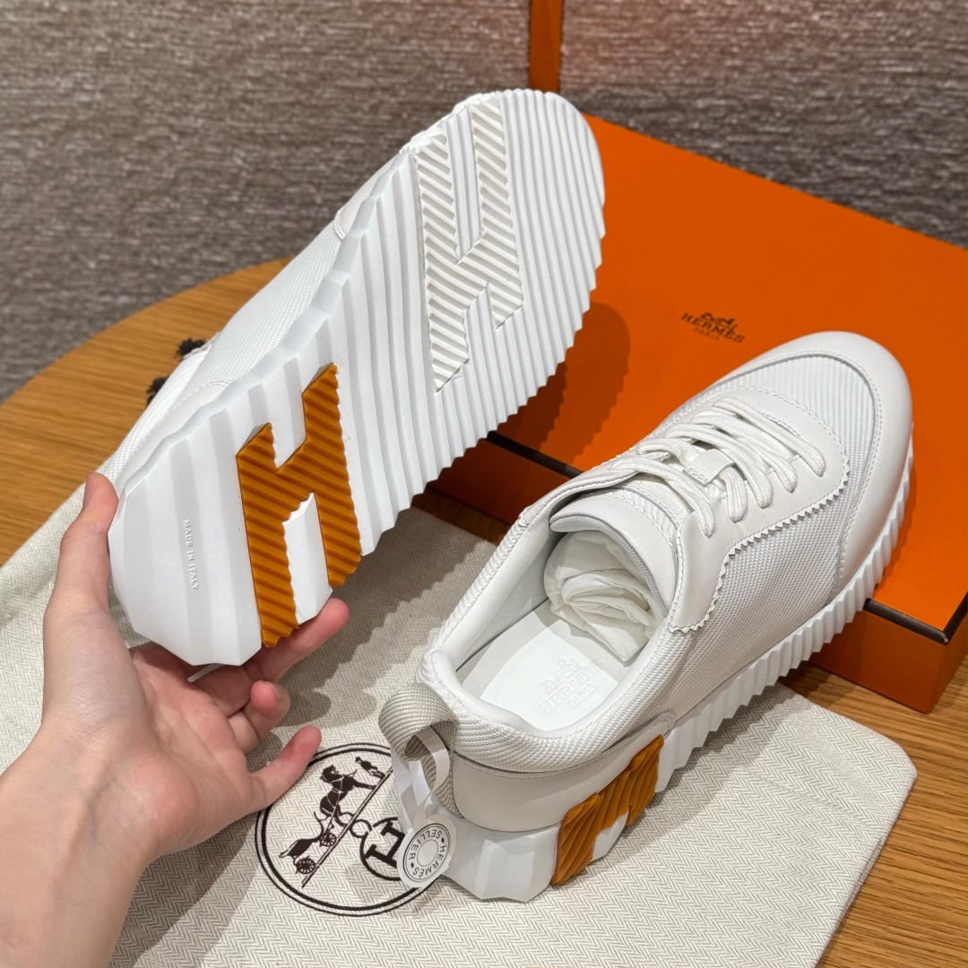 BOUNCING SNEAKER