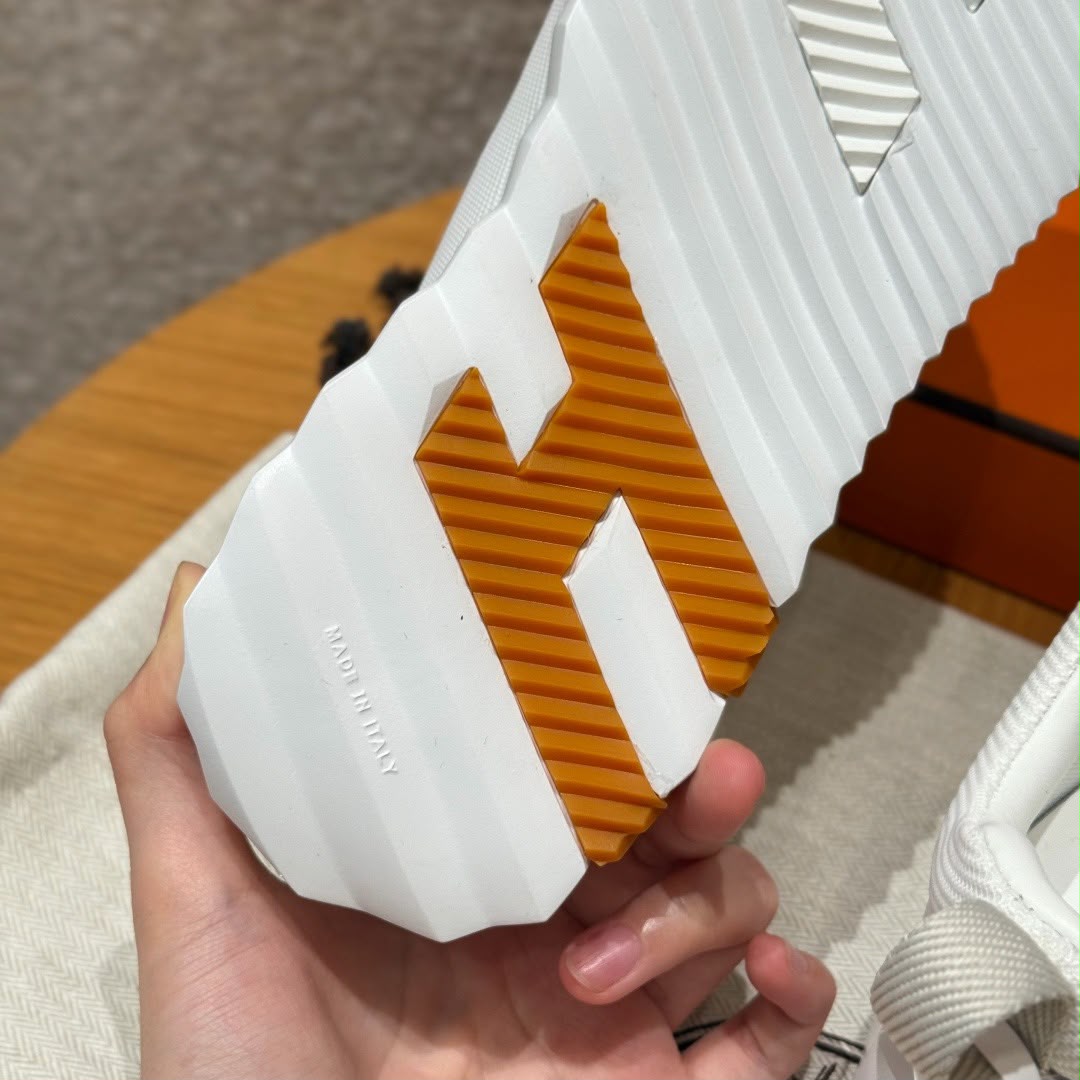 BOUNCING SNEAKER