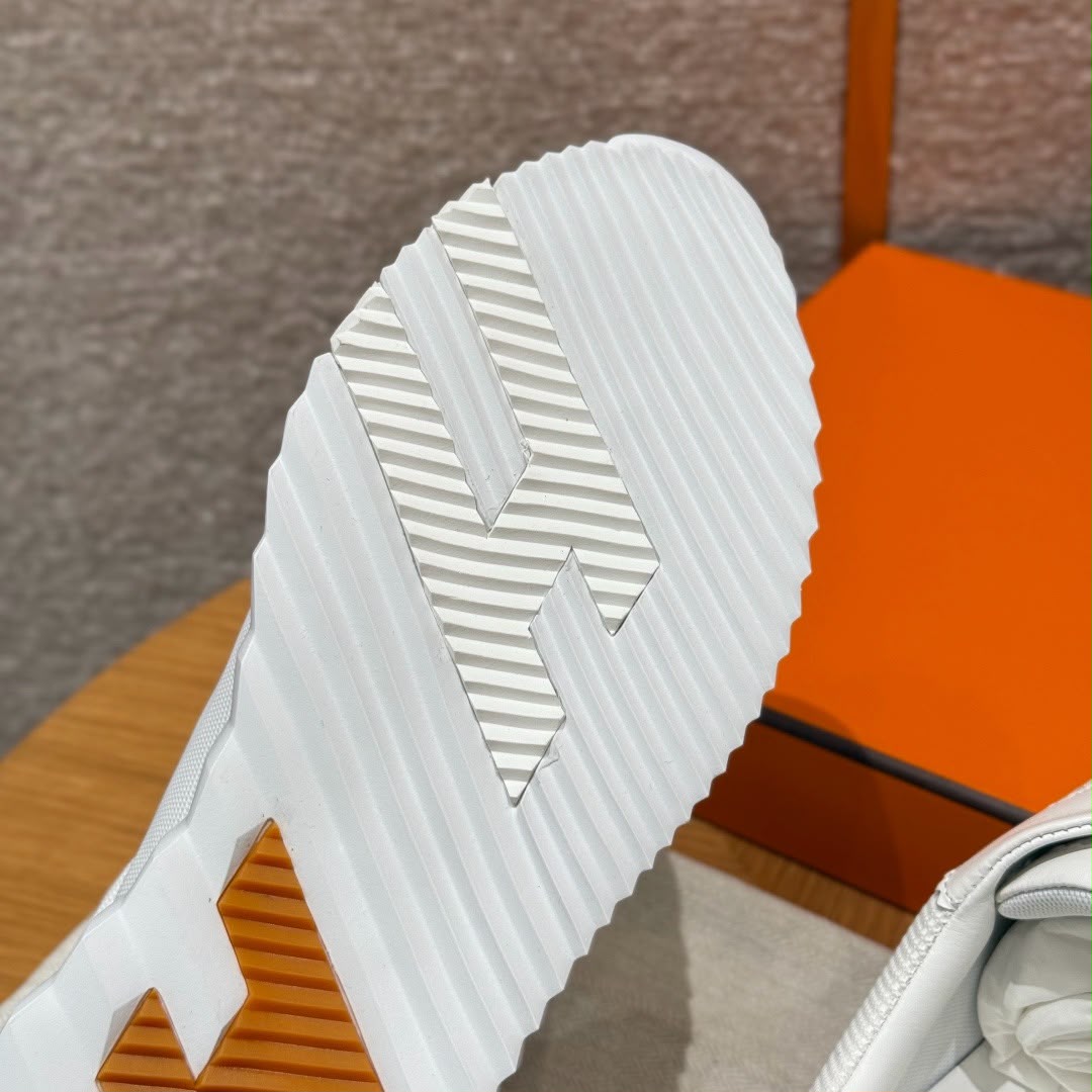 BOUNCING SNEAKER
