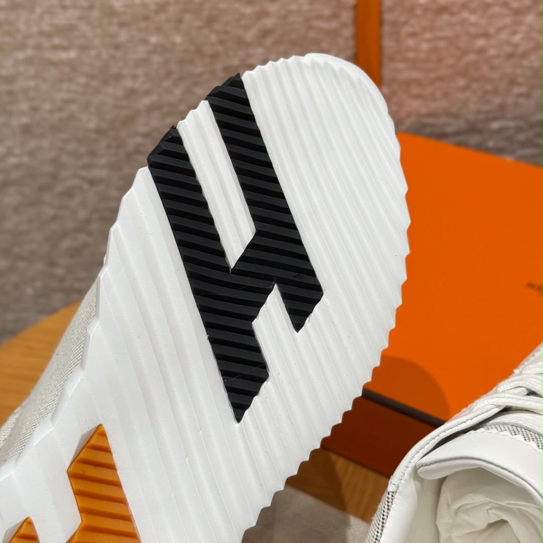 BOUNCING SNEAKER