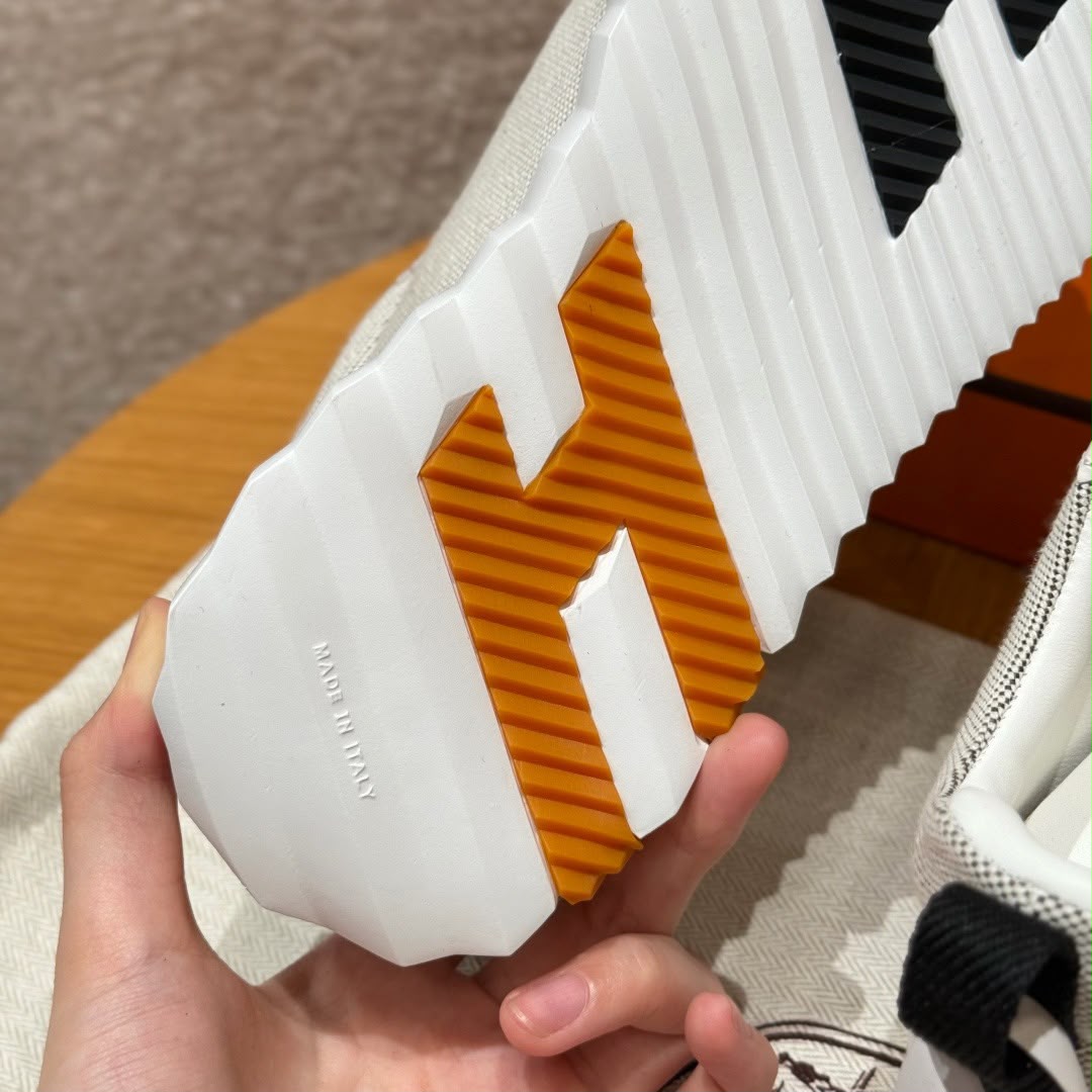 BOUNCING SNEAKER