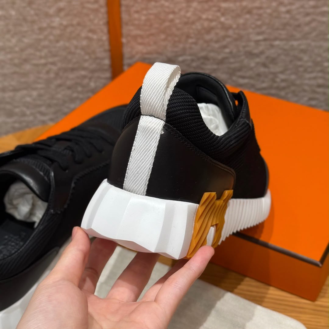 BOUNCING SNEAKER