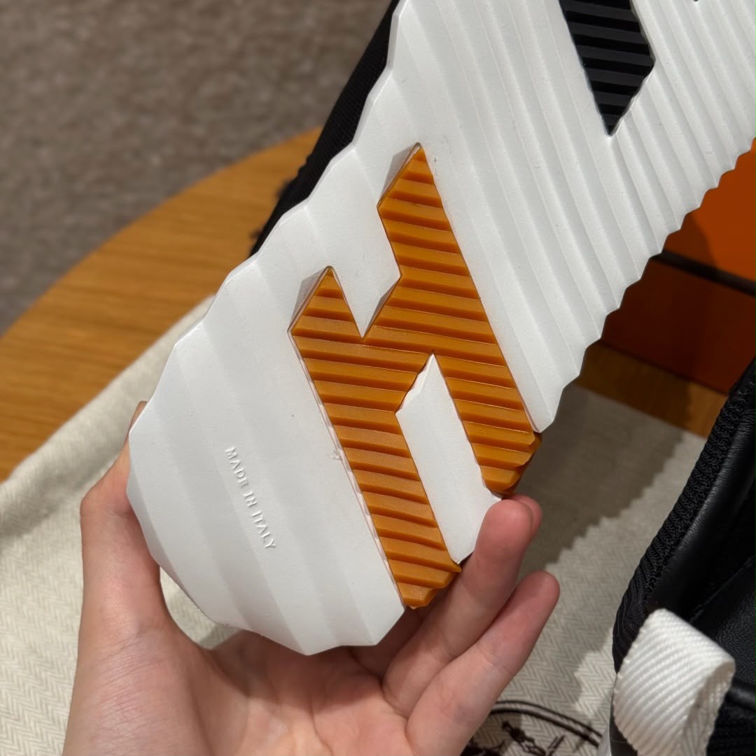BOUNCING SNEAKER