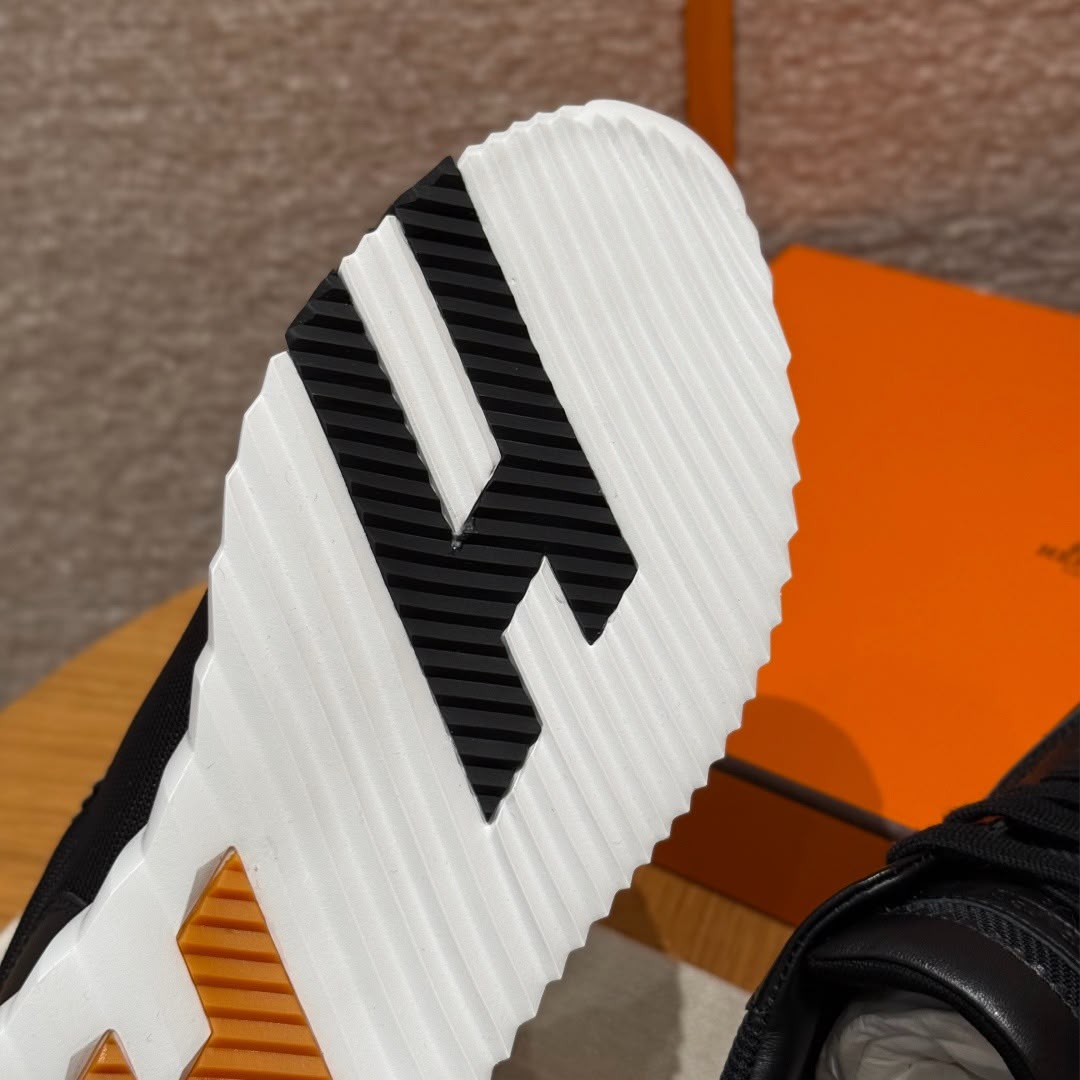 BOUNCING SNEAKER